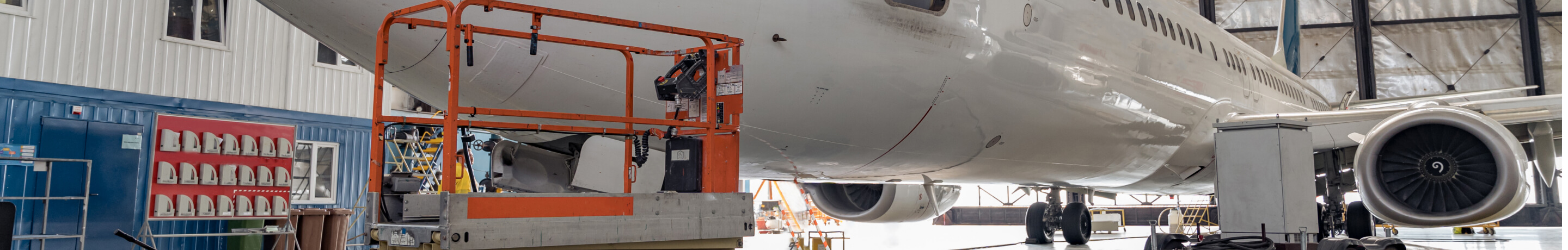 Un avion dans un hangar